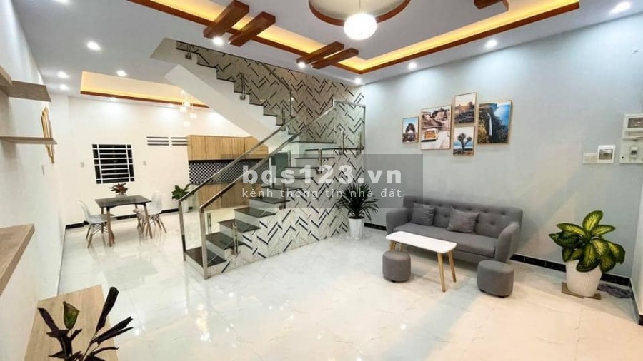 Bán nhà lầu hẻm 4 cmt8 thổ cư 50m2 giá 2.09 tỷ thiết kế đẹp mắt không gian rộng rãi ngay trung tâm