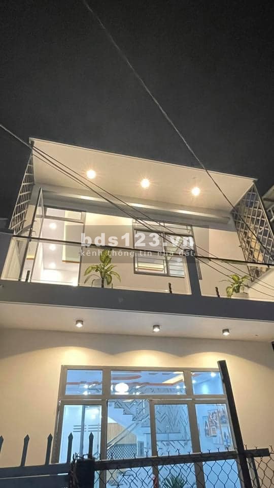 Bán nhà lầu hẻm 4 cmt8 thổ cư 50m2 giá 2.09 tỷ thiết kế đẹp mắt không gian rộng rãi ngay trung tâm