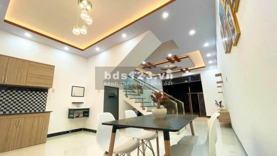Bán nhà lầu hẻm 4 cmt8 thổ cư 50m2 giá 2.09 tỷ thiết kế đẹp mắt không gian rộng rãi ngay trung tâm