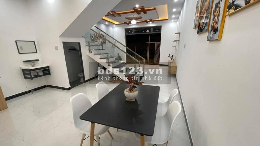 Bán nhà lầu hẻm 4 cmt8 thổ cư 50m2 giá 2.09 tỷ thiết kế đẹp mắt không gian rộng rãi ngay trung tâm