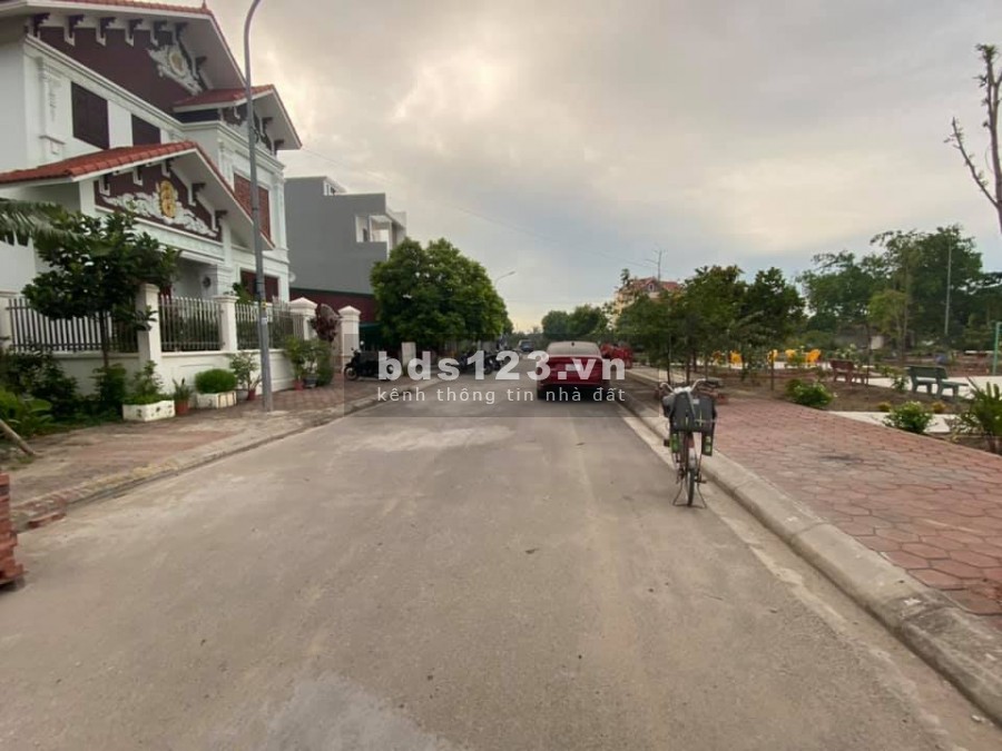 Bán đất 70.5m2, giá bán 2.43 tỷ, hướng Đông, bìa đỏ chính chủ, lh 0838057318