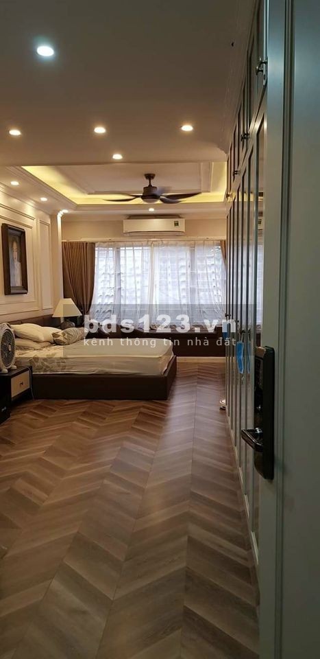 Nguyễn Văn Cừ chính chủ giám đốc ngân hàng bán nhà phân lô ô tô vào nhà 80m2