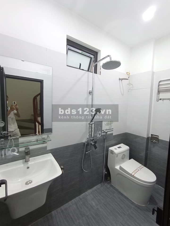 Bán nhà Hoàng Mai ngõ thông lô góc 3 thoáng, liên hệ 0981663442, giá 2.6 tỷ