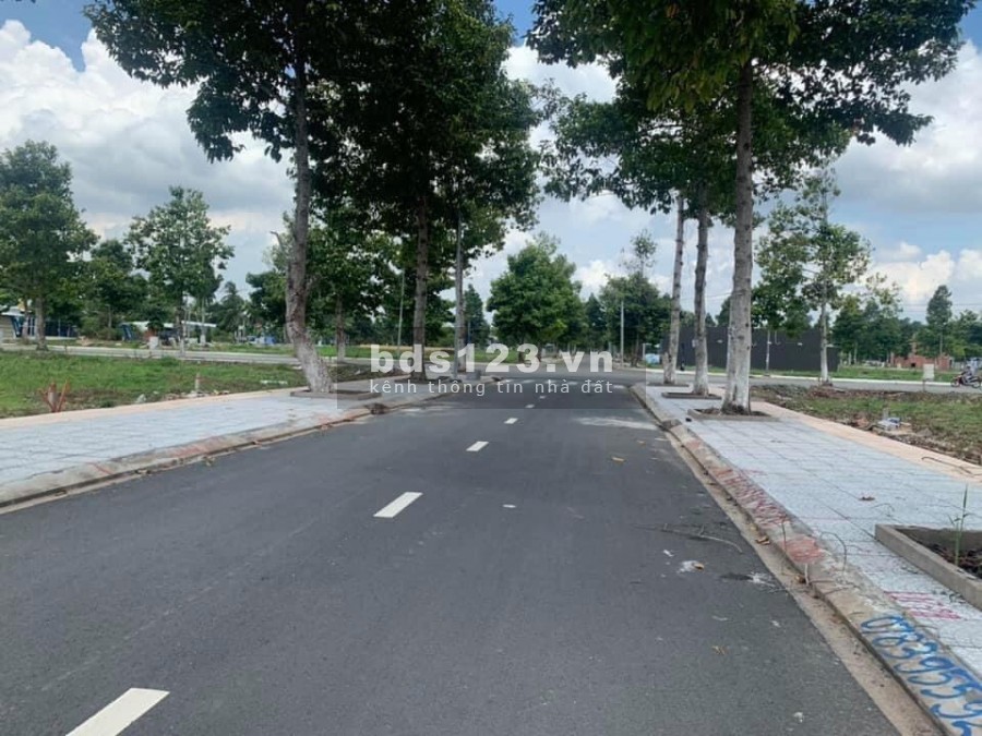 Nền đẹp đối diện trường học, lộ giới 25m, giá thương lượng