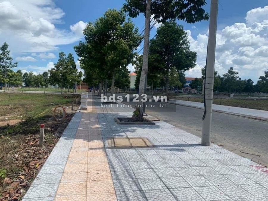 Nền đẹp đối diện trường học, lộ giới 25m, giá thương lượng