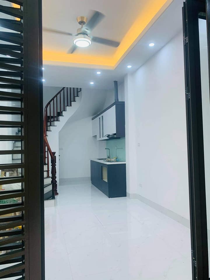 Bán nhà Đông Ngạc, ô tô đỗ cửa, dt 35m2, 5 tầng, giá 3.2 tỷ, liên hệ 0983753389