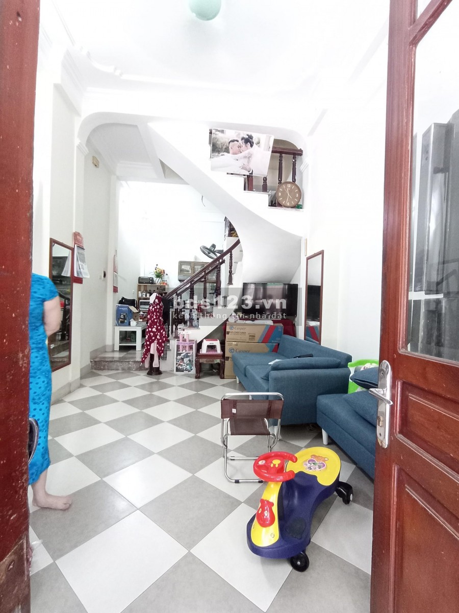 Nhà đẹp, ô tô ra vào vù vù. 30m, 4 tầng. 3.9 tỷ. Phố Nguyễn Đức Cảnh