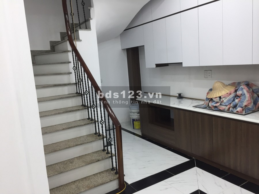Bán nhà trong ngõ đường Giáp Bát, diện tích 32m2 giá 3,4 tỷ, liên hệ 0949794555