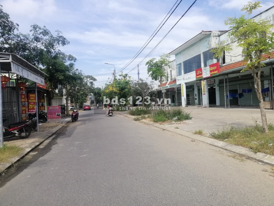 Mở cửa hàng kinh doanh ngay mặt tiền cổng chính của chợ lớn, mặt tiền chợ