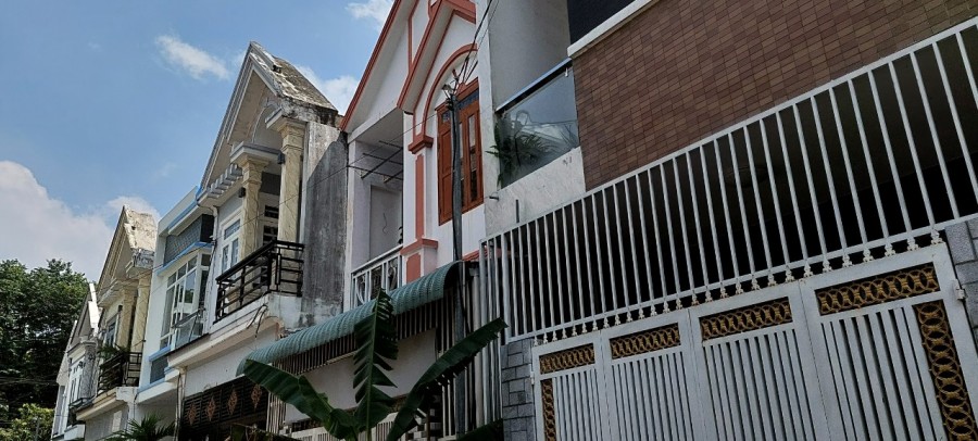Nhà 1 trệt, 2 lầu Bửu Hòa gần Cty Pouchen SHR thổ cư, đường 2 ôtô thông, giá 3tỷ650