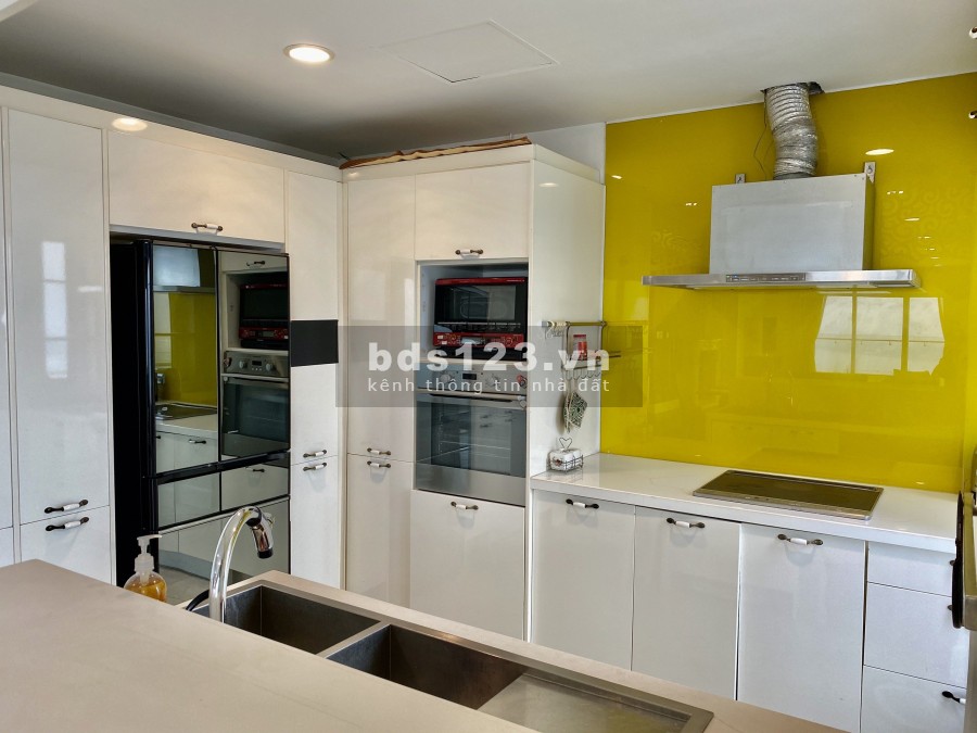 Cho thuê chung cư cao cấp Golden Westlake 225m 4PN Full nội thất,View Hồ Tây. L/H: 0963146006