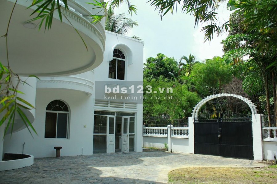 Cho thuê Villa sân vườn dt 430m2, đúc 1 trệt, 1 lầu phường Thảo Điền, Quận 2, lhcc