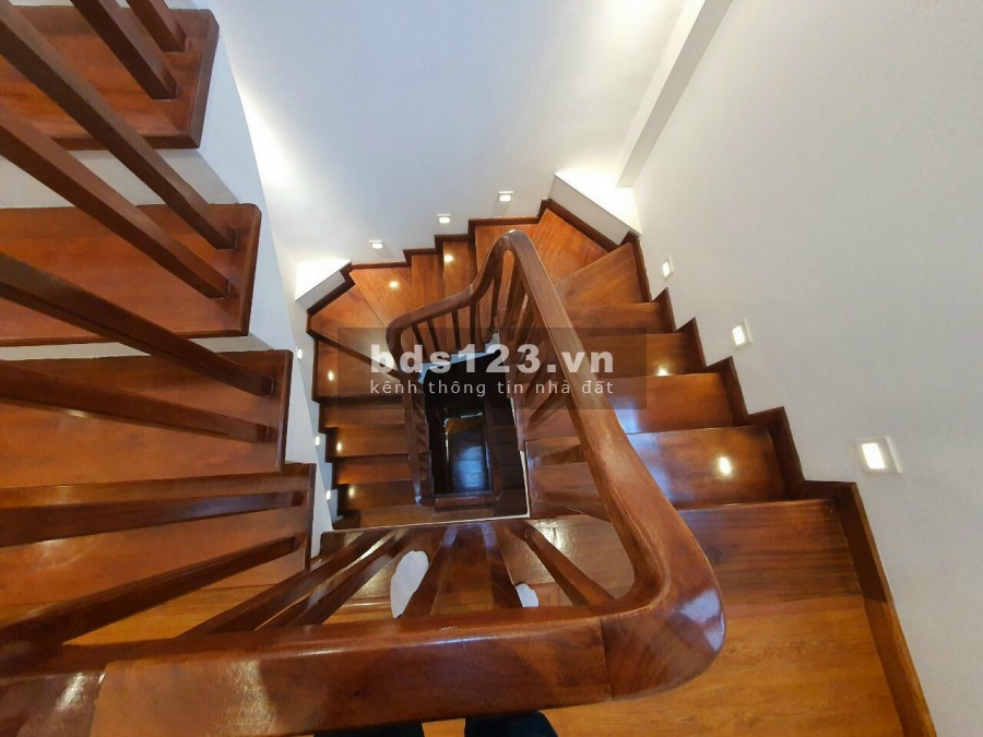 Anh mình bán nhà ở Hoàng Quốc Việt, đầy đủ tiện nghi, ngõ thoáng, 30m2*5 tầng, 2.9 tỷ