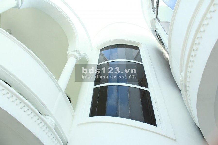 Cho thuê Villa sân vườn dt 430m2, đúc 1 trệt, 1 lầu phường Thảo Điền, Quận 2, lhcc