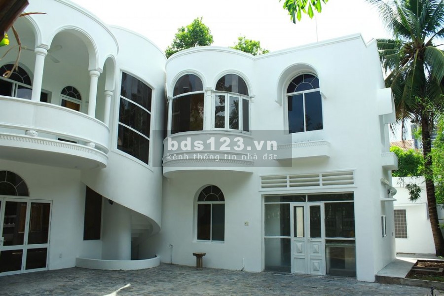 Cho thuê Villa sân vườn dt 430m2, đúc 1 trệt, 1 lầu phường Thảo Điền, Quận 2, lhcc