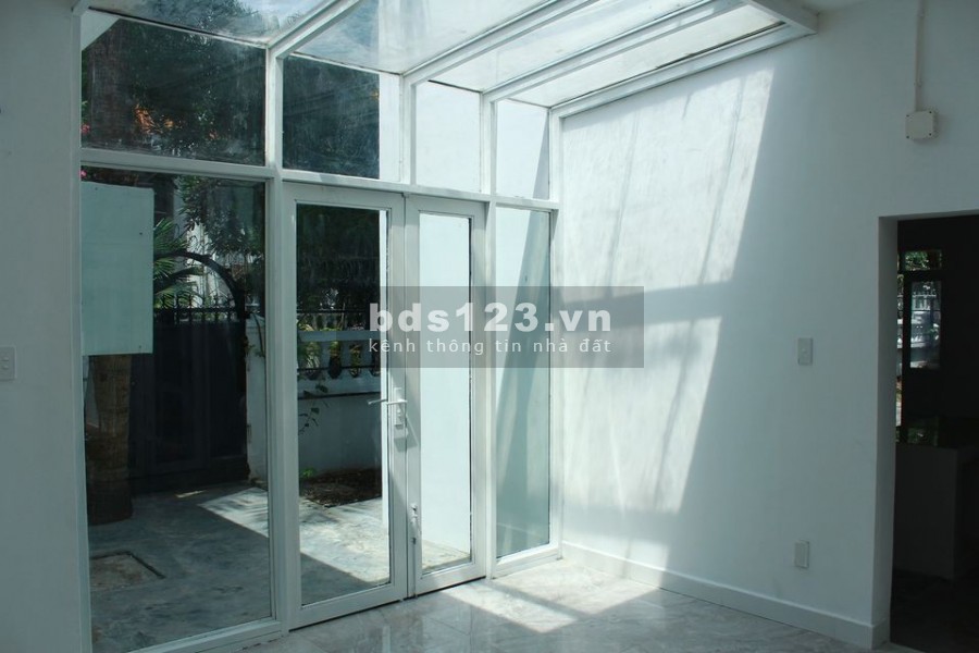 Cho thuê Villa sân vườn dt 430m2, đúc 1 trệt, 1 lầu phường Thảo Điền, Quận 2, lhcc