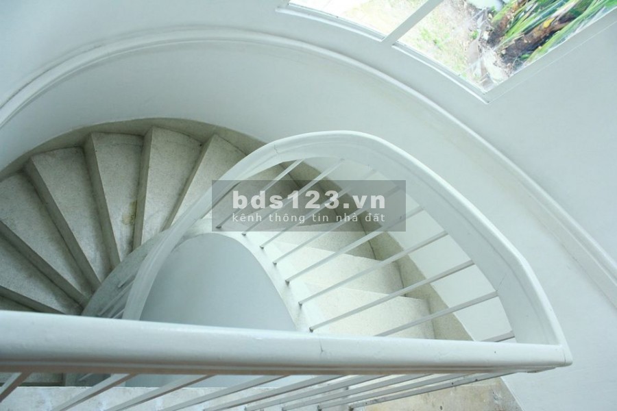 Cho thuê Villa sân vườn dt 430m2, đúc 1 trệt, 1 lầu phường Thảo Điền, Quận 2, lhcc