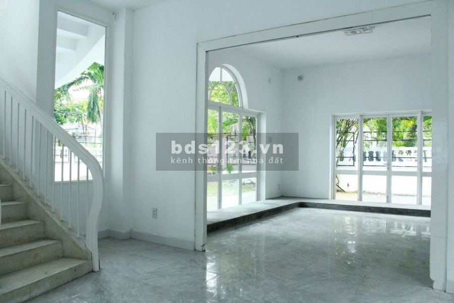 Cho thuê Villa sân vườn dt 430m2, đúc 1 trệt, 1 lầu phường Thảo Điền, Quận 2, lhcc