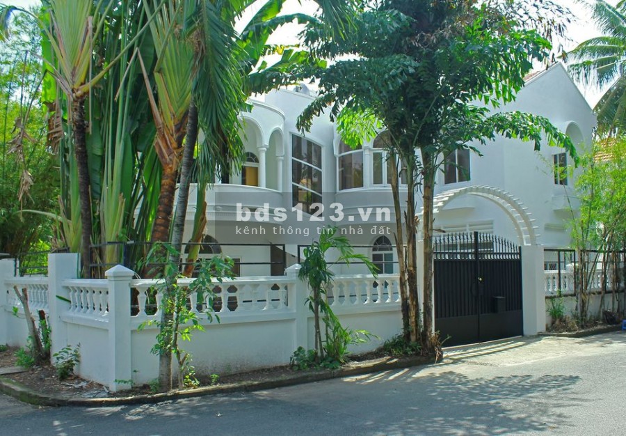 Cho thuê Villa sân vườn dt 430m2, đúc 1 trệt, 1 lầu phường Thảo Điền, Quận 2, lhcc