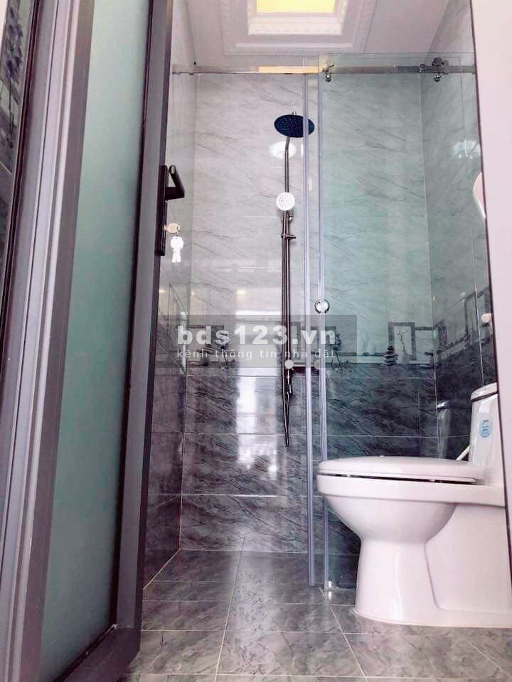 Bán nhà 2 lầu, 4 phòng ngủ tại Hiệp Thành Quận 12. hẻm xe hơi, đường lớn, có ban công