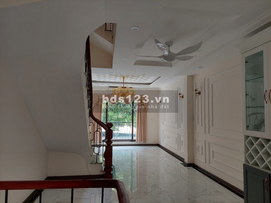 Bán nhà ĐẸP Sài Đồng, Long Biên. 36M, 5T, giá hơn 4 tỷ. Gara ô tô, ô tô tránh.