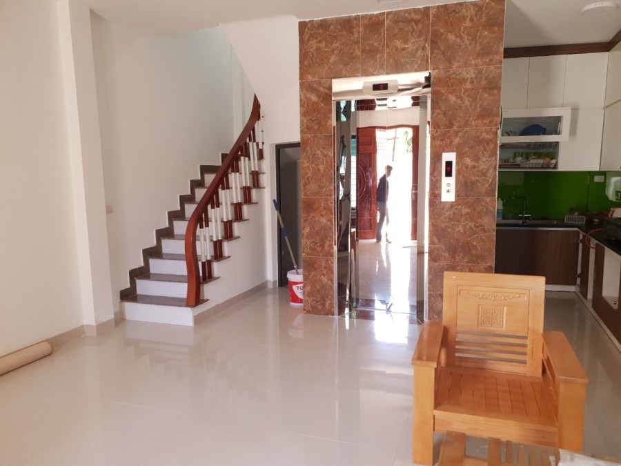 Nhà 77 Xuân La, Tây Hồ thang máy, dt 100m ra Tây Hồ, dt 43m2, 5 tầng, mt 5.5m, giá nhỉnh 5 tỷ