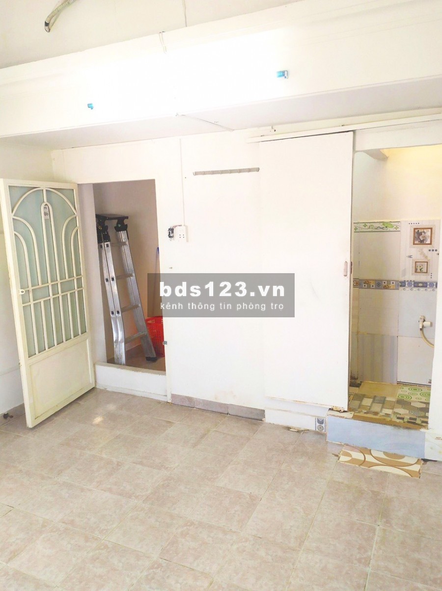 Phòng trọ 18m2 có máy lạnh Quận Tân Bình gần sân bay, giá 2,3 triệu/tháng