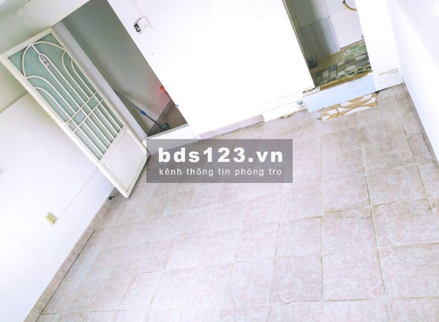 Phòng trọ 18m2 có máy lạnh Quận Tân Bình gần sân bay, giá 2,3 triệu/tháng