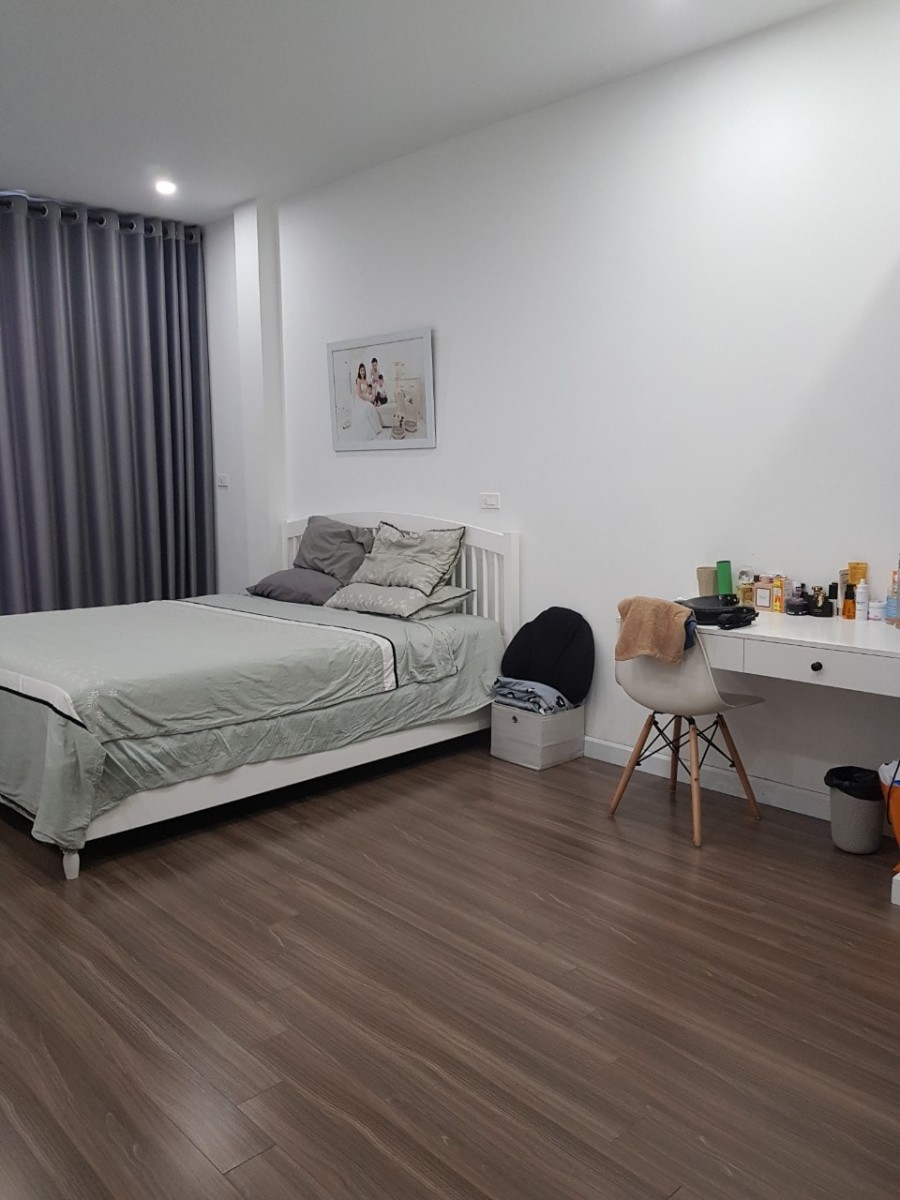 Bán nhà mới chủ ít ở gần chợ Ngọc Thuỵ, dt 52m2, lô góc ô tô vào nhà, lhcc