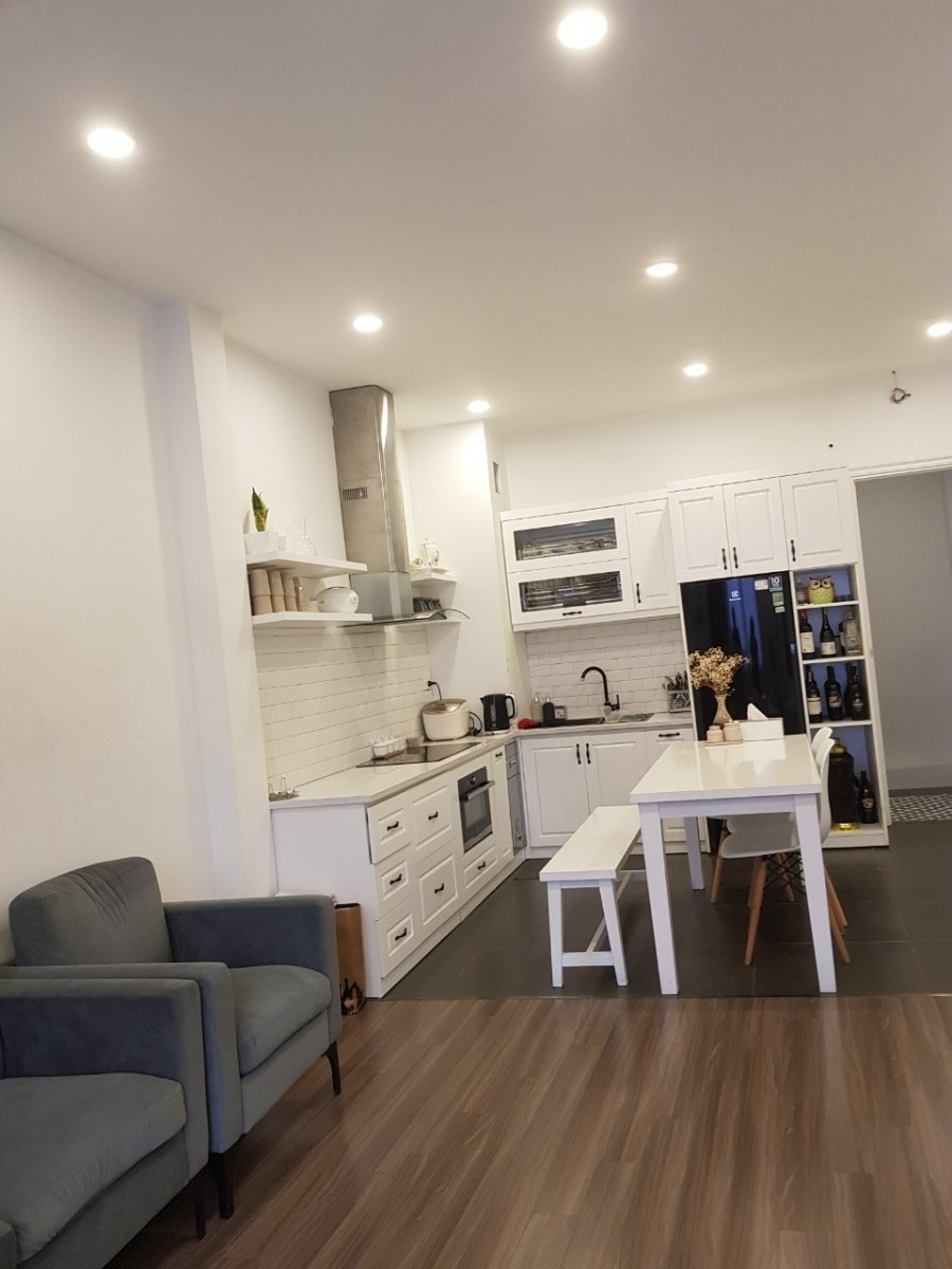 Bán nhà mới chủ ít ở gần chợ Ngọc Thuỵ, dt 52m2, lô góc ô tô vào nhà, lhcc
