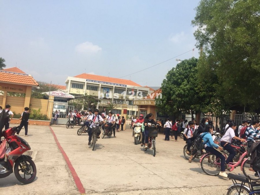 Kẹt tiền cần sang gấp lô góc 2 mt dt 300m2, đối diện chợ, ngay kcn Nhật- Hàn, giá 1.7 tỷ