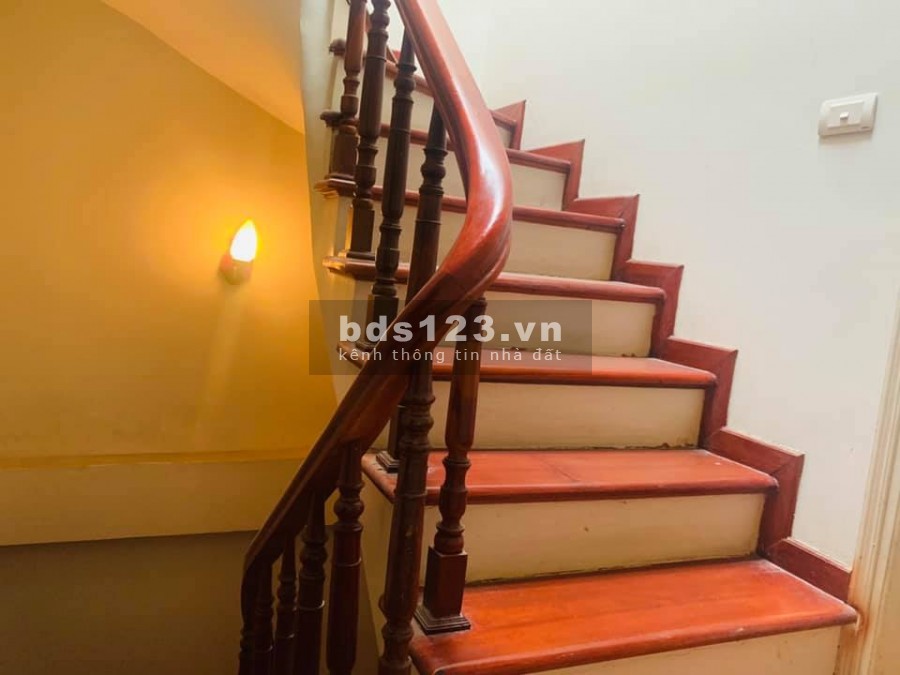 Mặt phố kinh doanh Quận Hoàng Mai, giá trong ngõ nhỉnh 100 triệu/m2, lh 0566188385