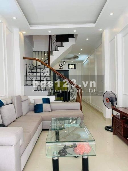 Cần bán nhà Phố Trạm, Long Biên, ngõ thông, 5 tầng, giá 32M2, MT 4M, Giá nhỉnh 2,8 tỷ.