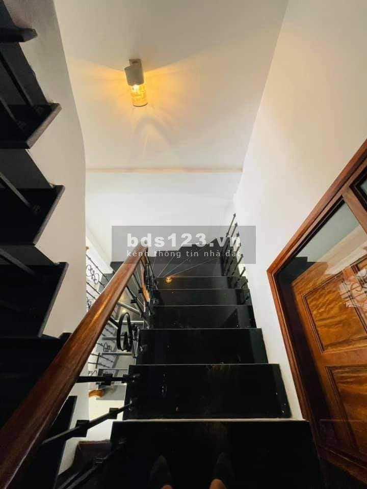 Cần bán nhà Phố Trạm, Long Biên, ngõ thông, 5 tầng, giá 32M2, MT 4M, Giá nhỉnh 2,8 tỷ.