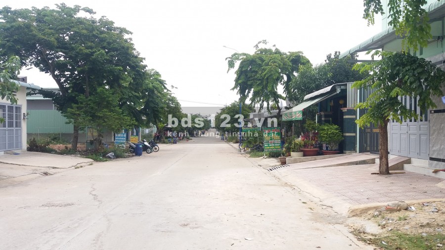Càn bán lô đấy 360m2 (12x30), ngay chợ dân cư đông đúc, tiện ở kinh doanh xây trọ