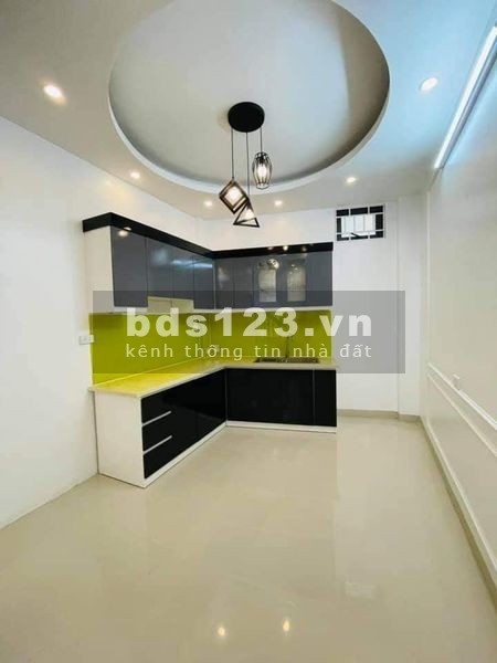 Cần bán nhà Phố Trạm, Long Biên, ngõ thông, 5 tầng, giá 32M2, MT 4M, Giá nhỉnh 2,8 tỷ.