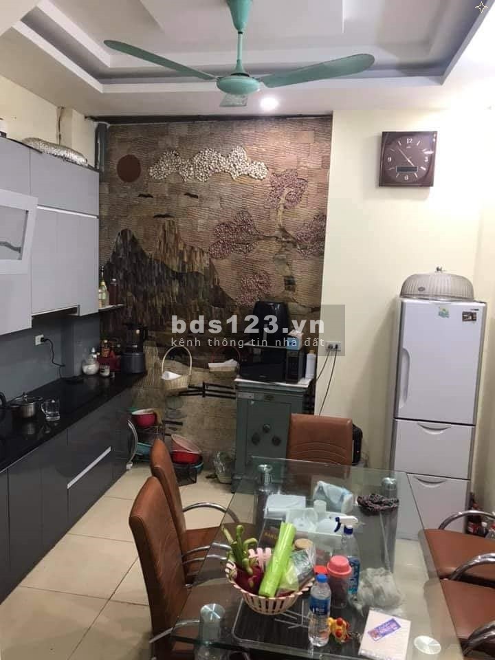 Gia đình cần bán nhanh nhà Phố Cầu Giấy, 55m2 x5T, 6 Phòng ngủ, Sân để xe 10 xe máy