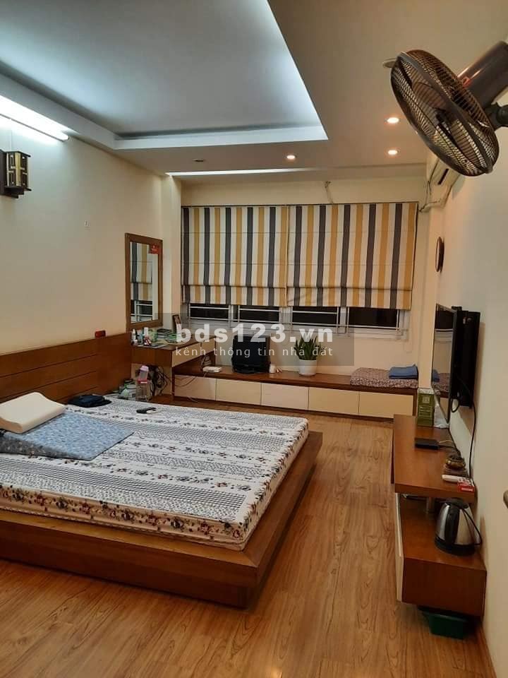 Gia đình cần bán nhanh nhà Phố Cầu Giấy, 55m2 x5T, 6 Phòng ngủ, Sân để xe 10 xe máy