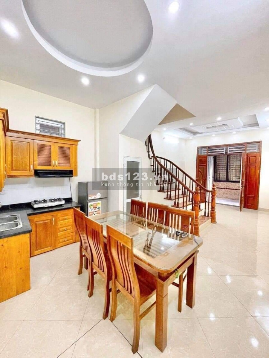 Cần Bán Nhà Ngõ 381 Phố Bạch Mai. Ngõ trước nhà xe 3 gác qua, xây 5 tầng đúc kiên cố