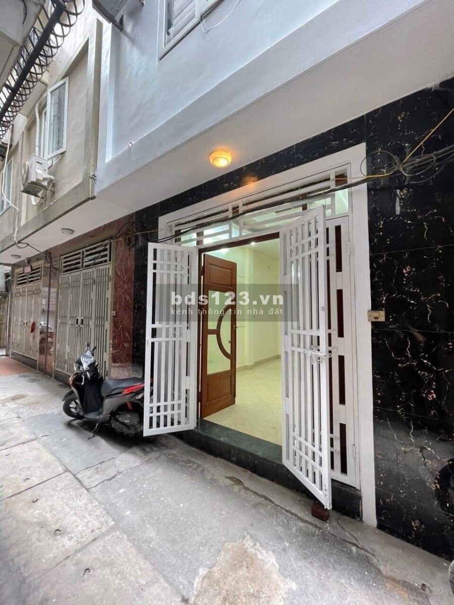 Cần Bán Nhà Ngõ 381 Phố Bạch Mai. Ngõ trước nhà xe 3 gác qua, xây 5 tầng đúc kiên cố
