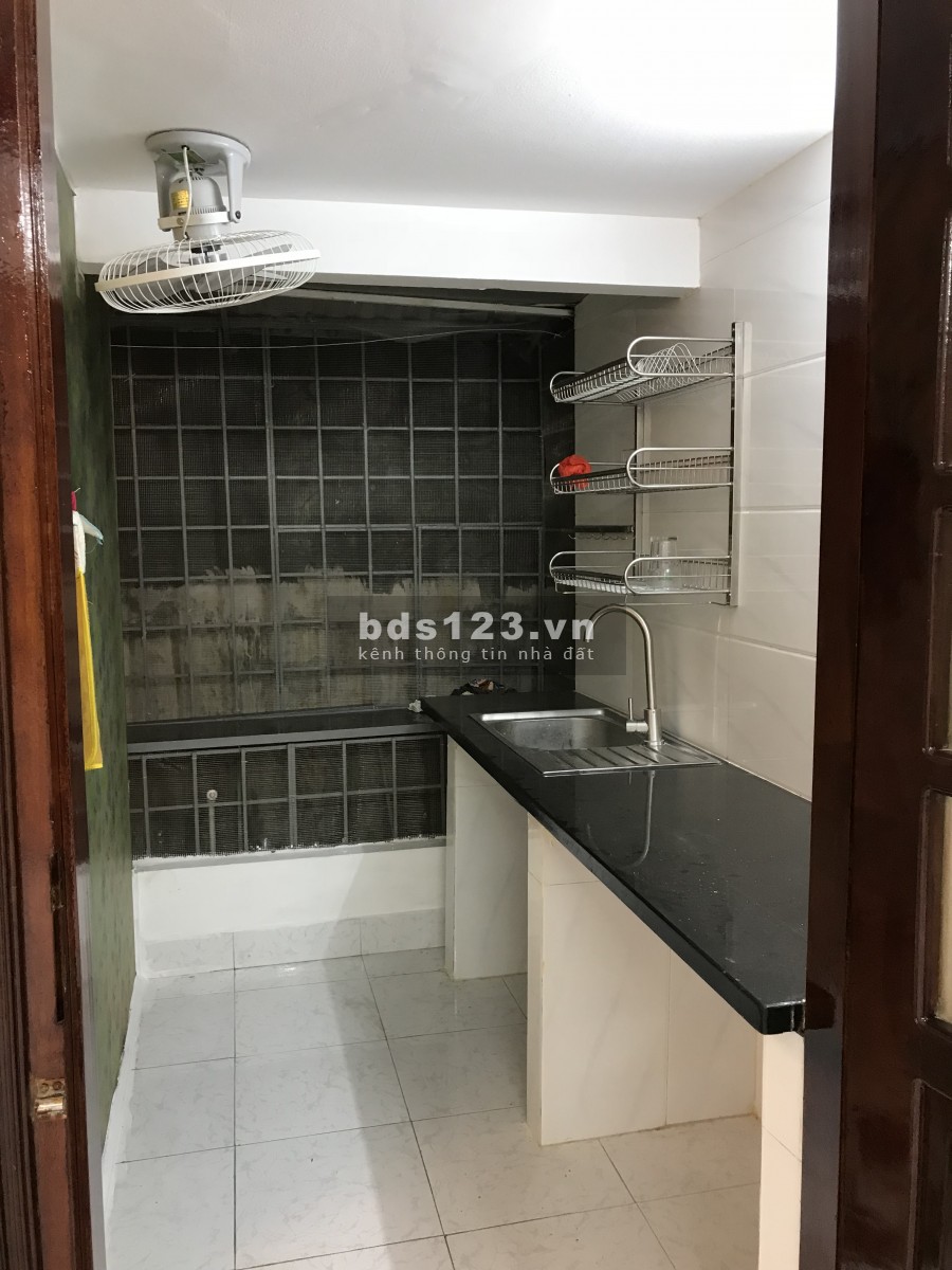 Cho thuê căn hộ tầng 3 thuộc tập thể bộ y tế, diện tích 30m2, 2 phòng, 1 bếp, 1 vệ sinh
