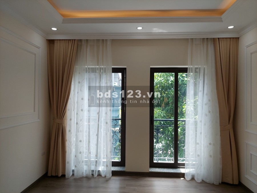 Bán nhanh nhà phố Sài đồng 45m2, 5 tầng đúc, 2 thoáng, gara, 3 ô tô tránh