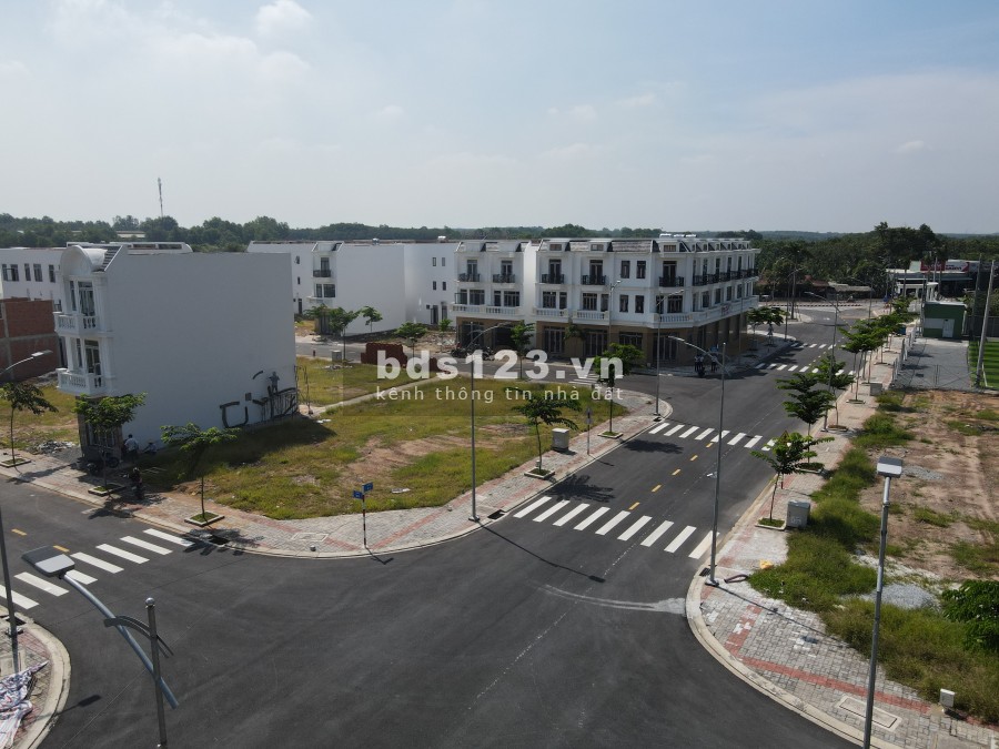 Cần bán đất thích hợp đầu tư hoặc mở kinh doanh trong khu nhà ở Vietsing Phú Chánh