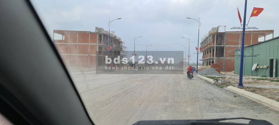 Bán gấp đất nền khu vực Tân Uyên, giá chỉ 830tr, sổ hồng riêng.