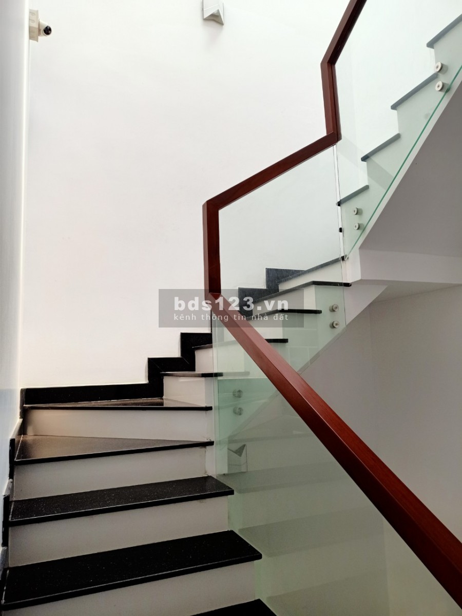 Bán nhà nguyên căn có đầy đủ thổ cư, nội thất, giá bán 6.1 tỉ, thương lượng