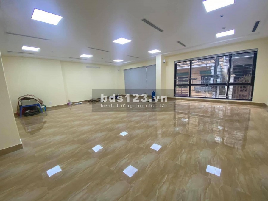 8 tầng 1 hầm thang máy, mặt phố Hoàng Quốc Việt diện tích 291m2 mặt tiền 8m giá 165 tỷ