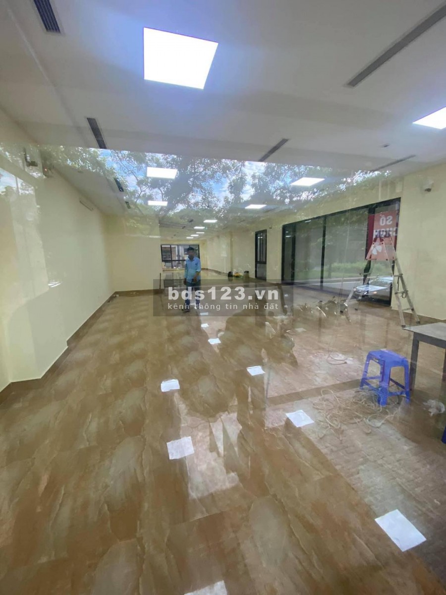 8 tầng 1 hầm thang máy, mặt phố Hoàng Quốc Việt diện tích 291m2 mặt tiền 8m giá 165 tỷ