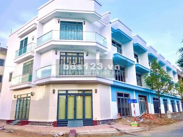 Bán nhà 1 trệt, 2 lầu đúc mới được hoàn thiện, gần đường Trần Hoàng Na, bến xe mới Cần Thơ