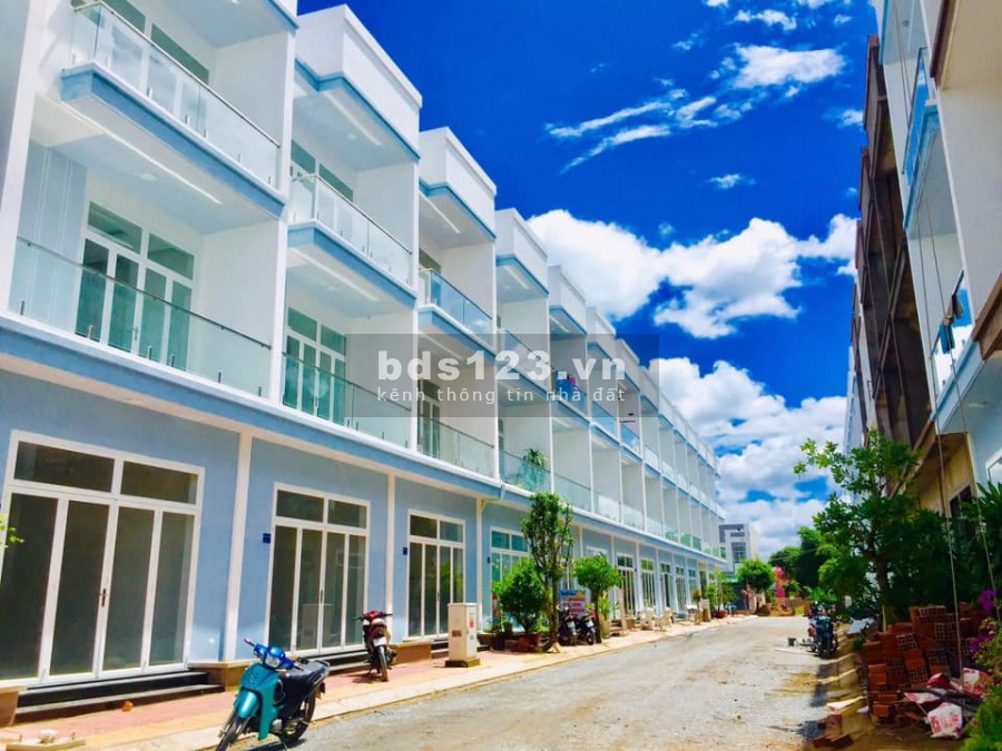 Bán nhà 1 trệt, 2 lầu đúc mới được hoàn thiện, gần đường Trần Hoàng Na, bến xe mới Cần Thơ