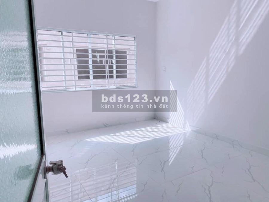 Bán nhà 1 trệt, 2 lầu đúc mới được hoàn thiện, gần đường Trần Hoàng Na, bến xe mới Cần Thơ